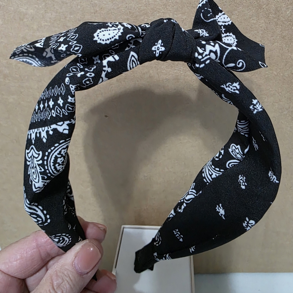 Source Unknown Black & White Paisley Knot Headband. NWOT